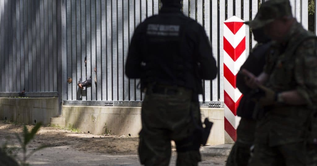 Polonia va suspenda dreptul de a solicita azil pentru migranții care trec frontiera sa cu Belarus.