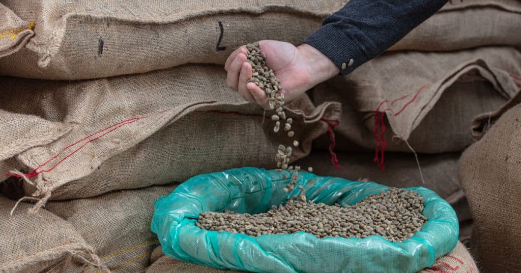 Creșterea prețului cafelei a generat o intensificare a furturilor de saci cu boabe verzi în SUA.
