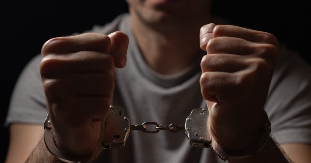 Profesor de sport din Prahova reținut preventiv într-un caz de agresiune sexuală și comportament abuziv față de elevi de gimnaziu.
