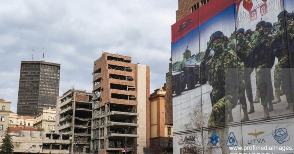 Protest la Belgrad împotriva construirii unui hotel Trump într-o clădire afectată de NATO în 1999. Detalii despre proiect.