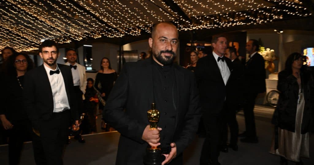 Regizorul palestinian Hamdan Ballal, recent distins cu un Oscar, a fost agresat de coloniștii evrei și reținut de IDF în fața locuinței sale.