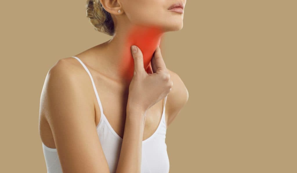 Remediul natural care reduce durerea în gât în decurs de o oră. Este suficient să folosești doar trei condimente și apă.