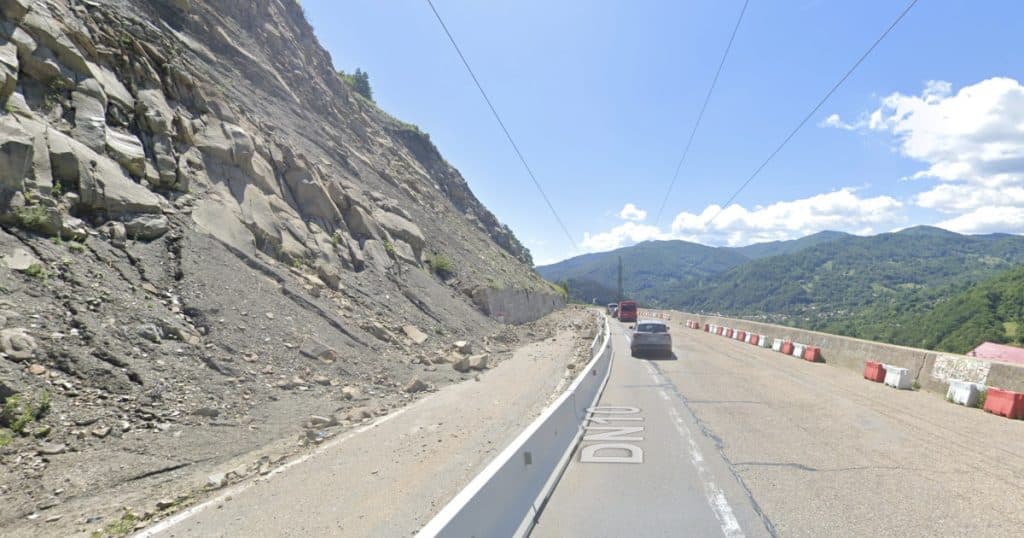 Restricții de trafic pe DN 10, la Siriu, din cauza unor lucrări pentru prevenirea căderilor de pietre de pe versanți.