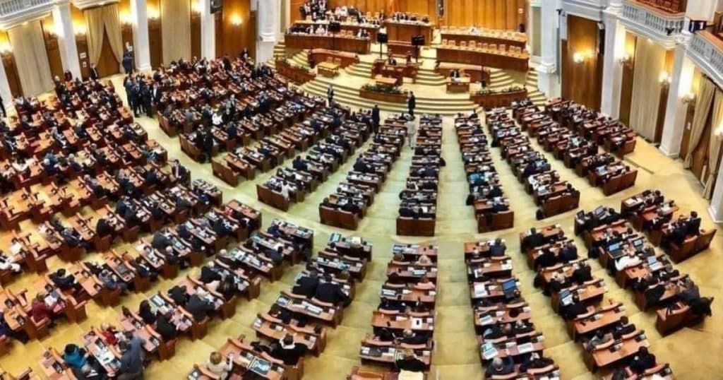 Sancțiunile pentru parlamentarii care absentează cresc de cinci ori. Ce sumă pierd aleșii pentru absențele nemotivate?