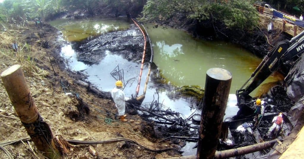 Scurgeri de petrol în zona amazoniană a Ecuadorului au privat zeci de mii de persoane de apă potabilă. Guvernul vorbește despre un „sabotaj”.