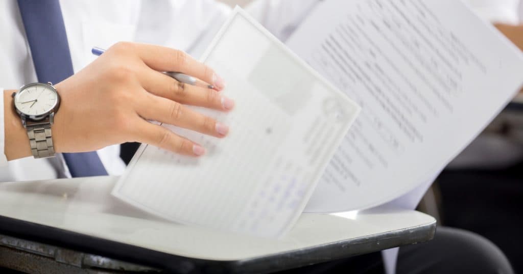 Simulare Bacalaureat 2025. Miercuri, 26 martie, elevii participă la proba opțională în funcție de profil și specializare.