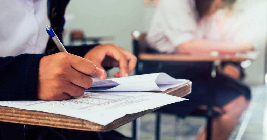 Subiecte simulare Bacalaureat 2025, proba opțională a profilului și specializării. Ce au primit elevii la Geografie, Fizică sau Chimie.