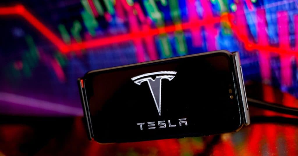 Tesla înregistrează o scădere pe piața de capital. Valoarea de piață a companiei conduse de Elon Musk s-a redus la jumătate după victoria lui Trump în alegeri.