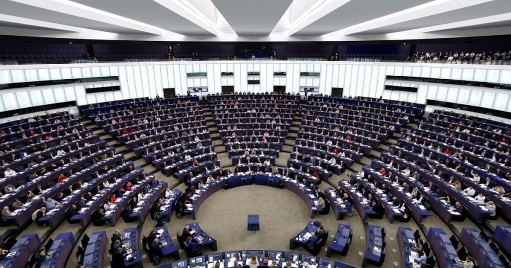 Trei europarlamentari români, implicați într-o investigație de corupție în Parlamentul European. Procurorii analizează dacă Huawei a oferit mită.