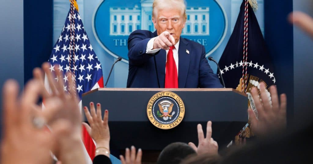 Trump criticizează mass-media tradițională din Statele Unite: „Ar fi o onoare pentru mine să îi pun capăt”. Ce declarații are despre redactorul-șef al The Atlantic.