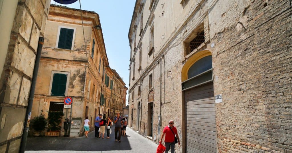 Un alt oraș din Italia se pregătește să vândă locuințe la un euro. „Mă doare foarte mult să observ aceste imobile lăsate în paragină. Este ca o rană.”