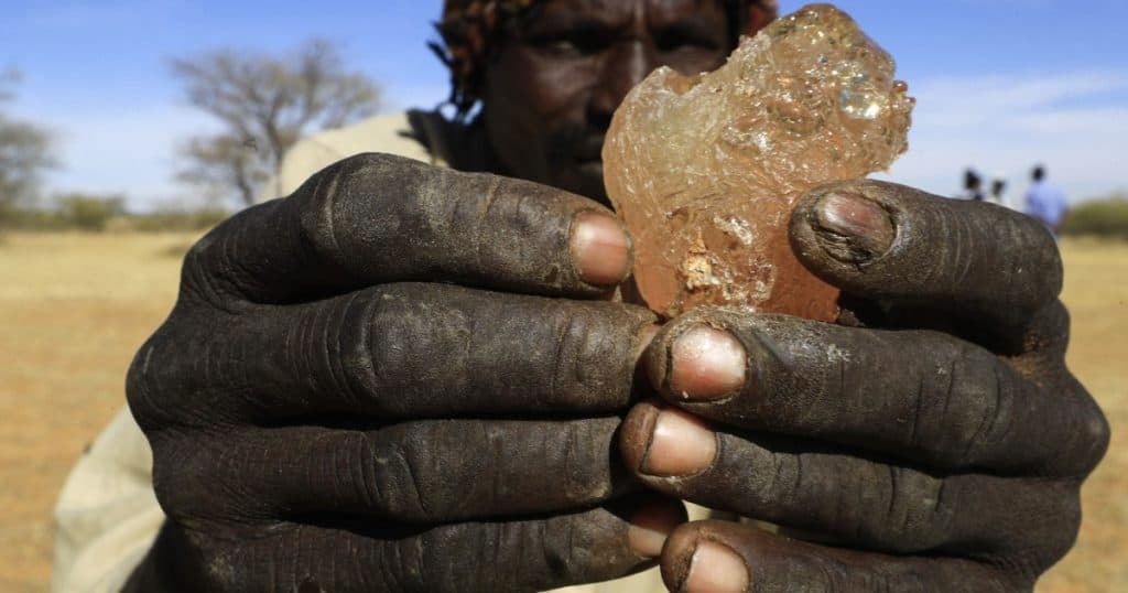 Un ingredient esențial din Coca-Cola, bomboanele M&M și rujurile L’Oreal este subiectul contrabandei în Sudanul afectat de război.