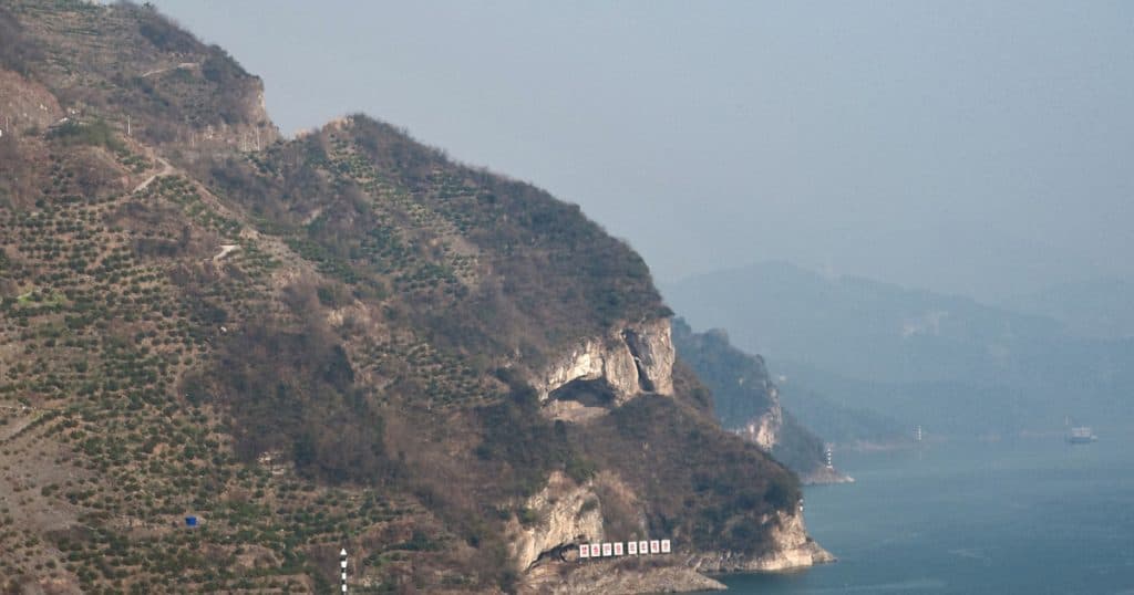 Un munte din China, invadat de turiști după o postare virală pe internet. Oamenii vizitează locul împreună cu câinii și își fac poze.