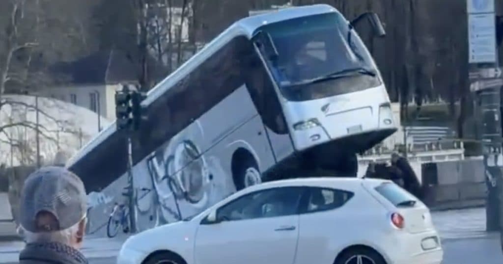Accident la Torino: un autocar a mers cu spatele și a căzut în râul Po. Șoferul a decedat.