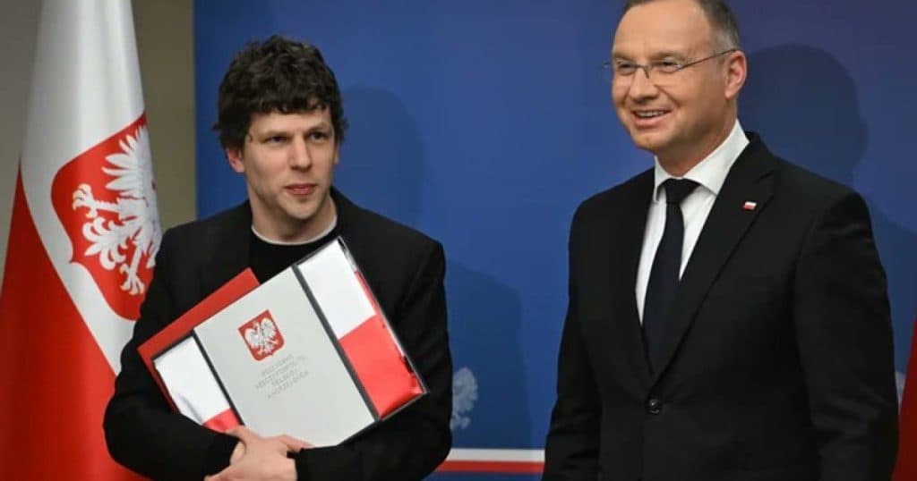 Actorul american Jesse Eisenberg a obținut cetățenia poloneză.