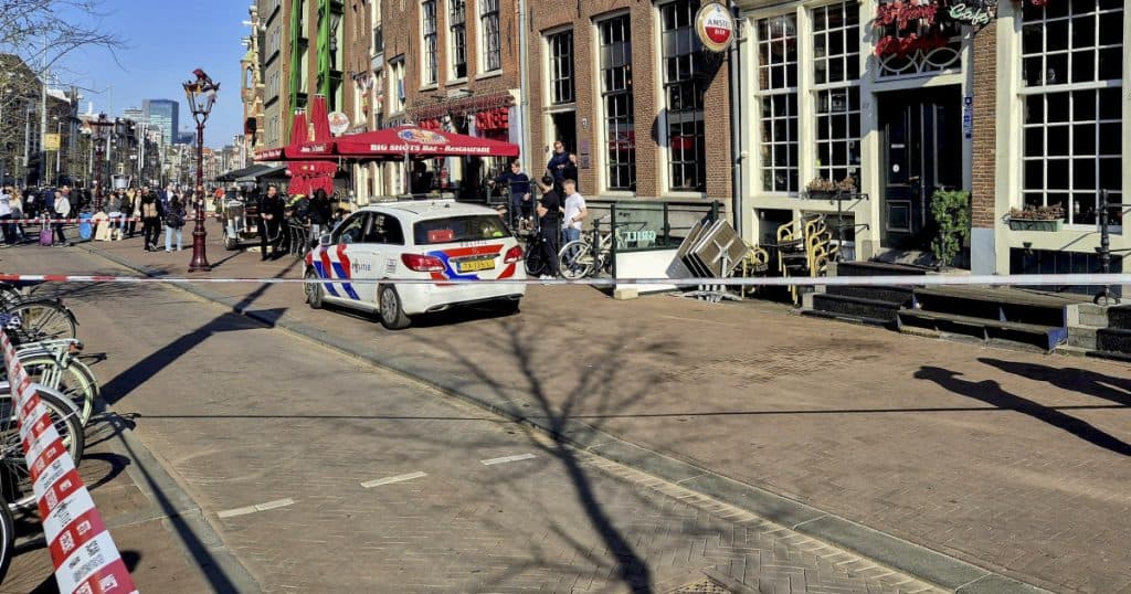 Cinci persoane rănite în Amsterdam într-un atac cu armă albă. Suspectul a fost reținut.
