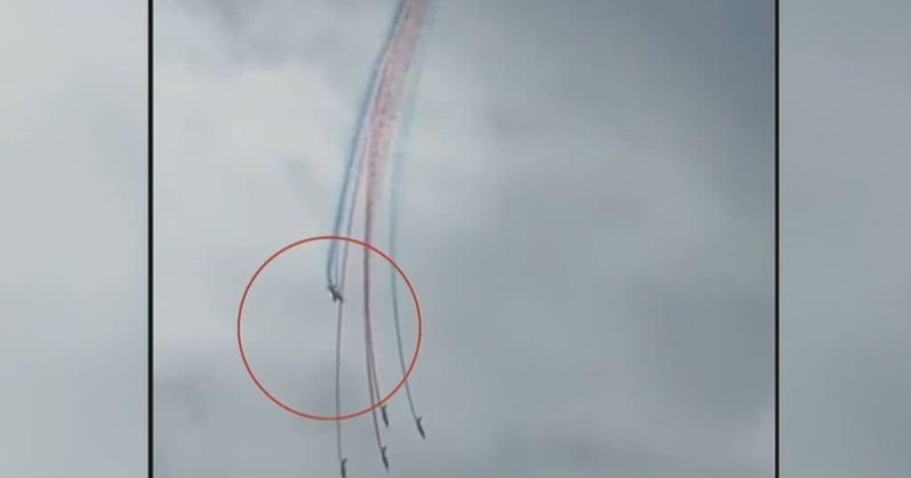 Două avioane s-au colizionat în timpul unui exercițiu al unei unități de elită a Armatei în Franța. Momentul impactului.