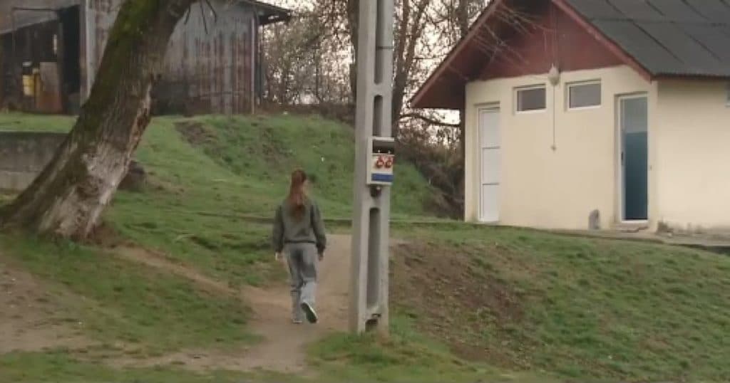 Mii de elevi din România folosesc încă toaleta din curte. Responsabilii își pasează reciproc vina. Edil: „Nu e numai treaba primarului”