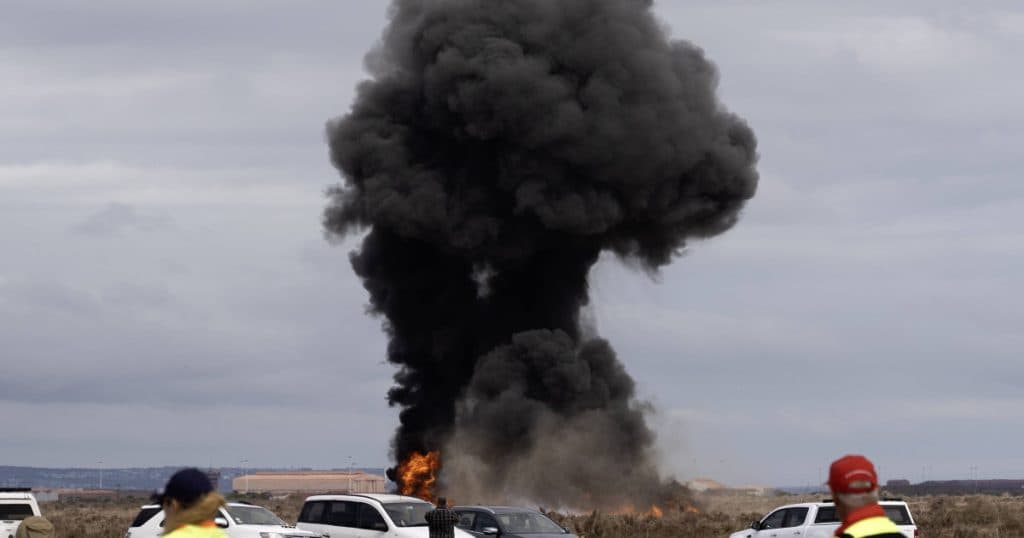 Momentul în care un avion de acrobații se prăbușește în timpul unei demonstrații în Africa de Sud, soldându-se cu moartea pilotului.