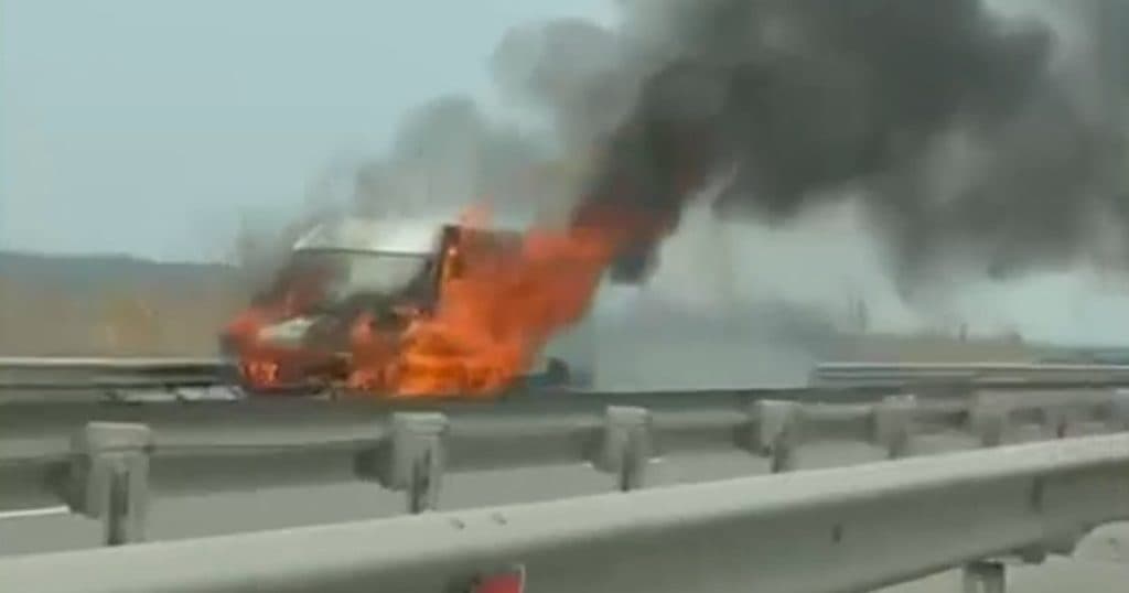 O dubă a luat foc pe Autostrada București-Ploiești, iar circulația rutieră este oprită pe sensul către Capitală.