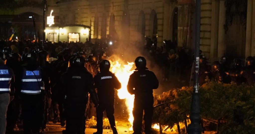 Percheziții în cazul violențelor de la BEC după respingerea candidaturii lui Călin Georgescu: nouă suspecți vor fi audiați.