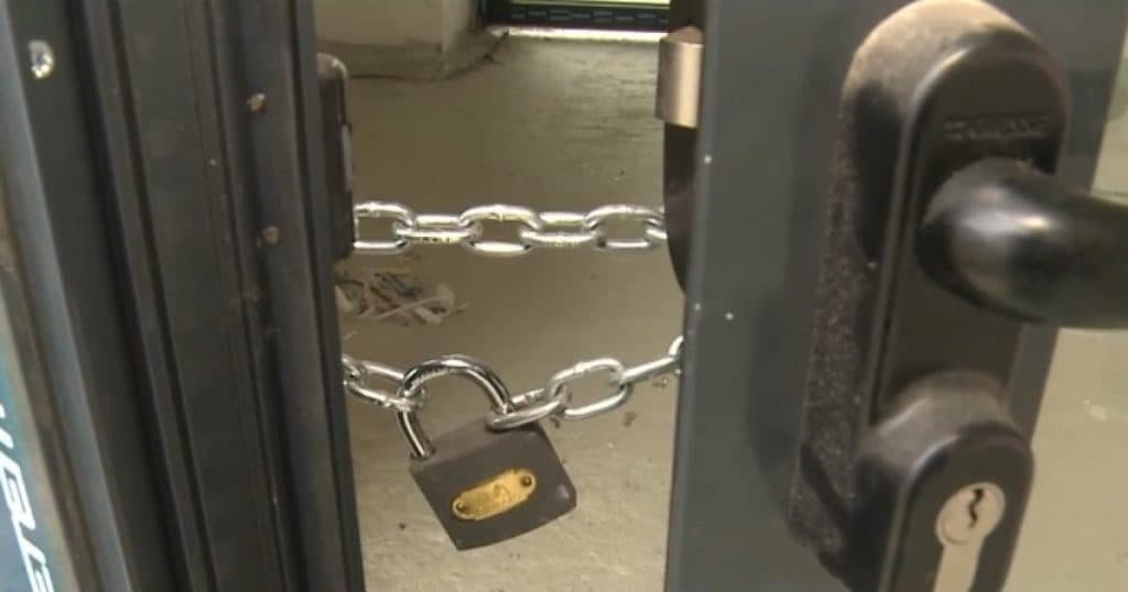 „Simțim frustrare”: Clădiri-muzeu de milioane de lei în școlile din România, elevi obligați să învețe în containere.