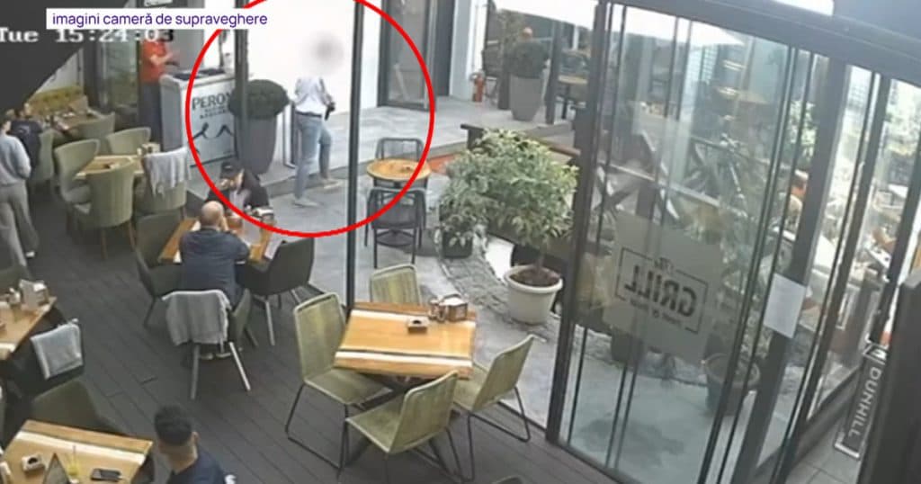 Un bărbat care a amenințat cu pistolul un client într-un restaurant din București a fost reținut, incidentul fiind surprins în imagini.