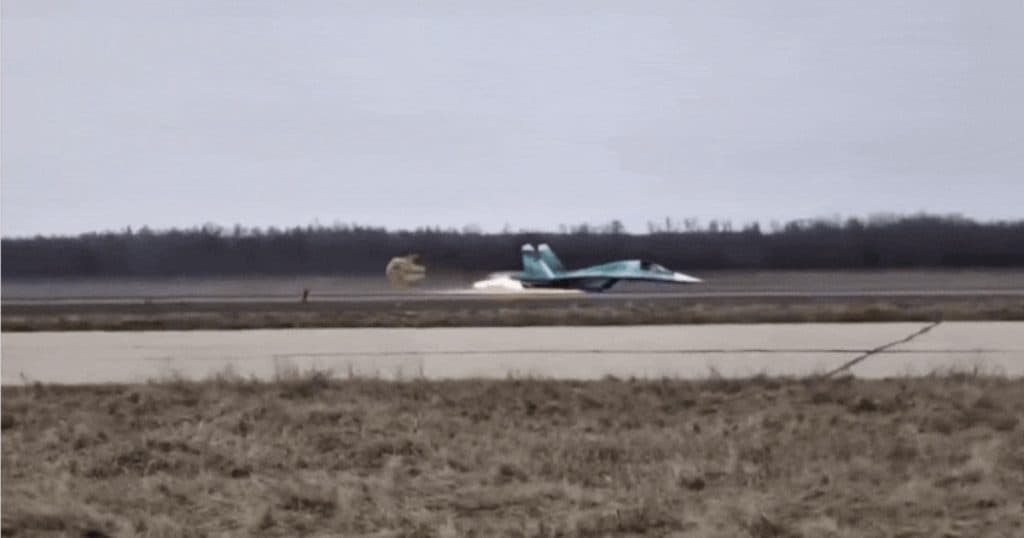 Un bombardier rusesc Su-34 aterizează pe burtă, deoarece trenul de aterizare nu s-a deschis.