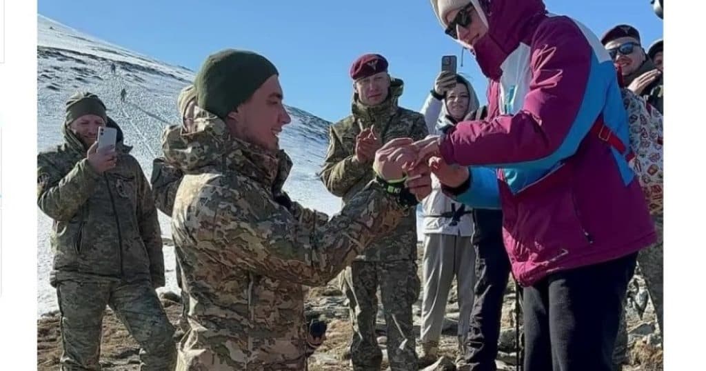 Un soldat ucrainean care și-a pierdut picioarele în război și-a cerut iubita în căsătorie la poalele muntelui Hovârla.