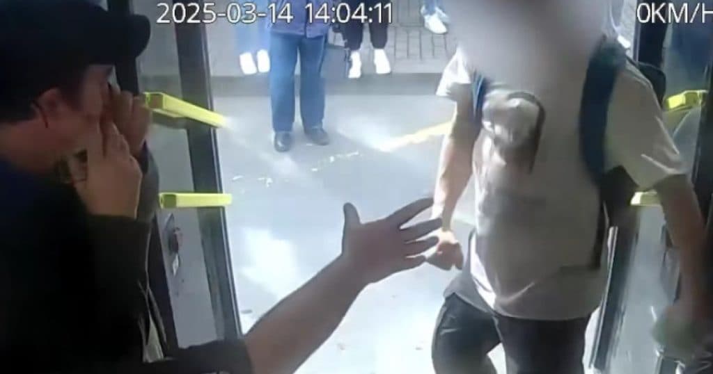Val de incidente violente în transportul public: șoferi agresați, autobuze și tramvaie vandalizate. Imagini cu cele mai noi cazuri.
