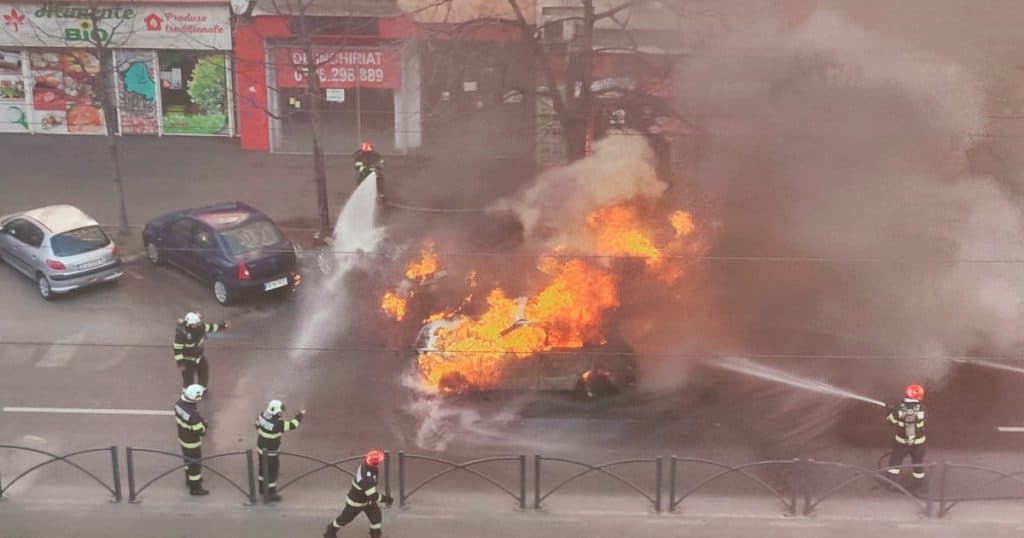 Incendiu puternic în București: mai multe mașini au luat foc pe Calea Moșilor, cu restricții de circulație aplicate.