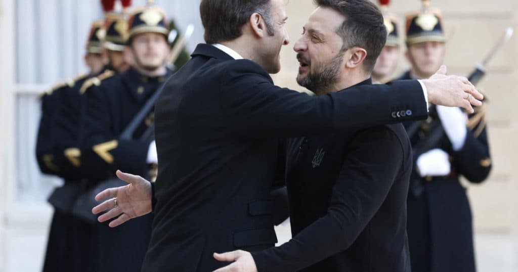 Zelenski, întâmpinat cu o îmbrățișare de Macron la Palatul Elysee, cu o zi înainte de summitul dedicat securității în Ucraina.