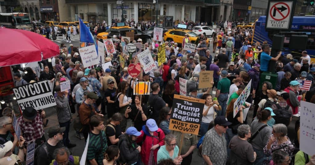 Administrația Trump inițiază procesul de recuperare a datoriilor pentru studii, afectând milioane de persoane.