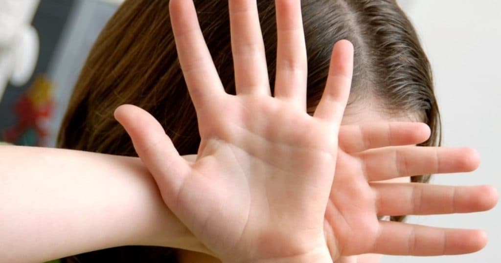 Adolescentă de 15 ani amenințată cu pistolul de un impostor în uniformă de polițist. Bărbatul a agresat-o și i-a furat telefonul.