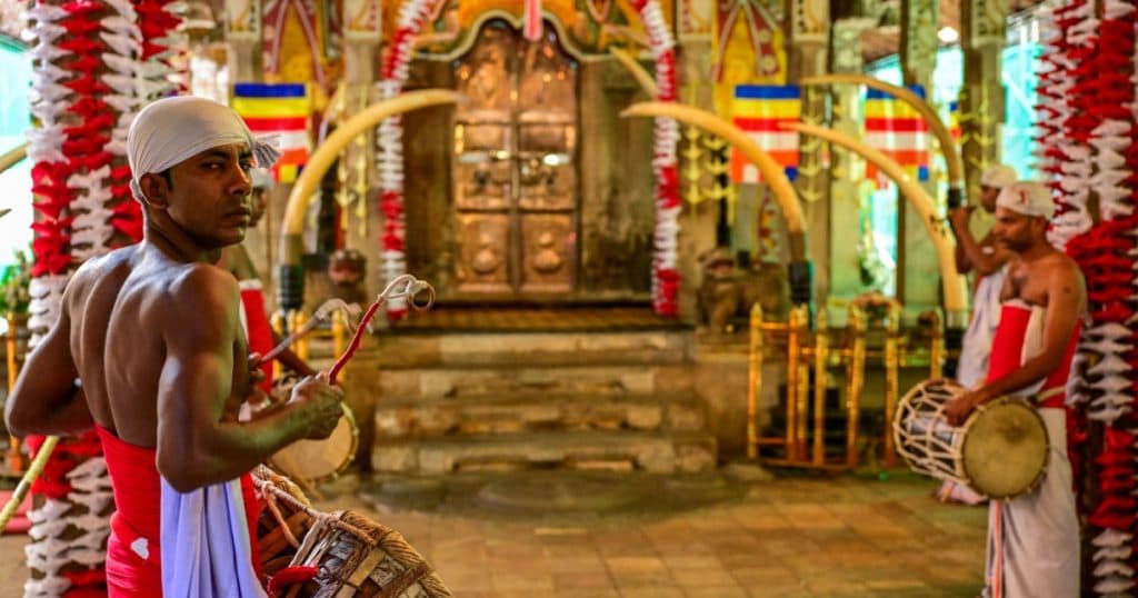 Alertă la Templul Dintelui din Sri Lanka: o imagine interzisă cu o relicvă sacră a lui Buddha a devenit virală pe rețelele sociale.