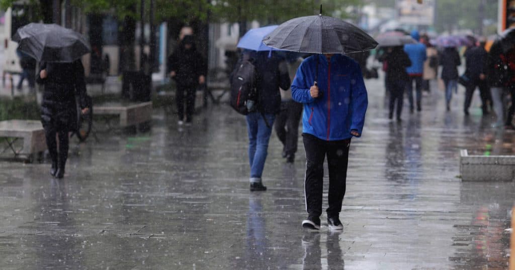 Avertizare meteorologică. Condiții meteorologice nefavorabile în Vinerea Mare: vijelii și ploi intense. ANM a emis trei coduri galbene de vânt. Prognoza pentru București.