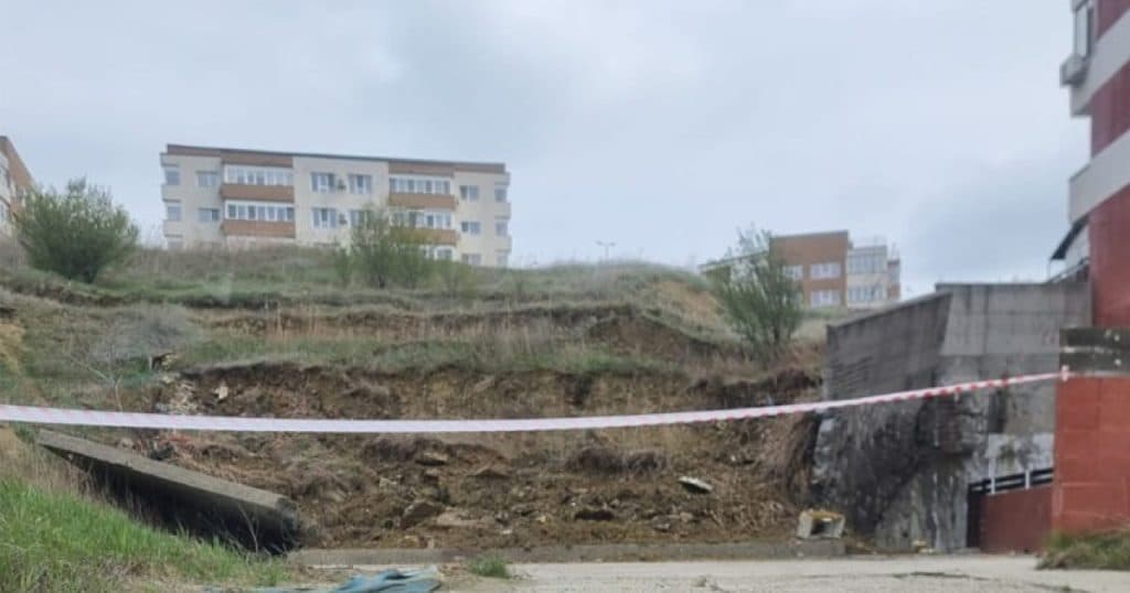 Alunecare de teren în apropierea unui complex rezidențial din Iași. Un zid de sprijin al unei parcări s-a prăbușit.