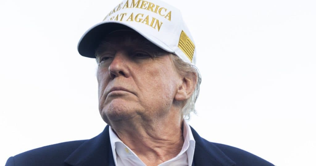 Analiză a primelor 100 de zile ale lui Donald Trump la Casa Albă: guvernare autoritară, aliați constrânși, conflicte comerciale.