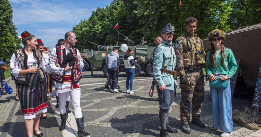 Aproape 90% dintre români consideră că România ar trebui să rămână în Uniunea Europeană și în NATO (sondaj INSCOP)
