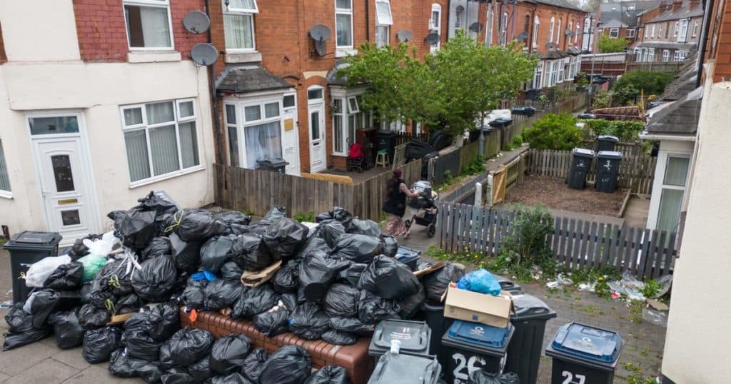 Armata mobilizată pentru a soluționa criza gunoaielor în orașul Birmingham, în contextul grevei lucrătorilor de la salubrizare care durează de mai bine de o lună.