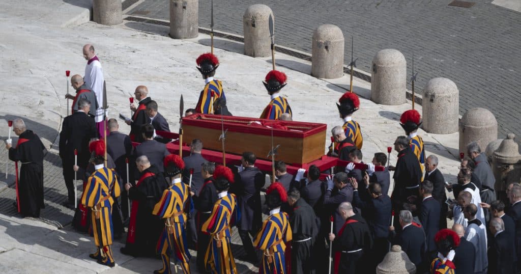 Armata suveranului pontif. Garda Elvețiană, corpul militar responsabil cu protejarea trupului neînsuflețit al papei Francisc
