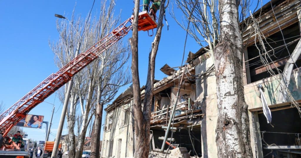 Atac „masiv” cu drone în Odesa, la o zi după vizita Secretarului general al NATO; locuințe și infrastructură civilă au suferit daune.
