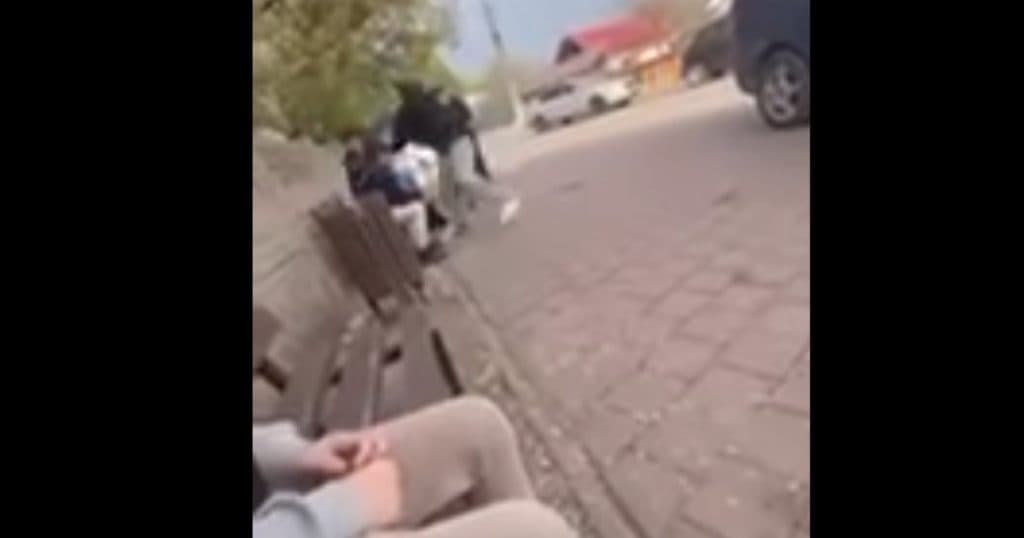 Conflict violent într-o comună din Dolj. Un adolescent este surprins în timp ce agresează un băiat cu pumnii și picioarele.