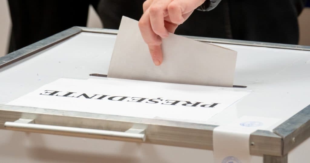 BEC a solicitat îndepărtarea a 609 „materiale publicitare politice cu conținut ilegal”, dintre care 149 erau postate de indivizi.