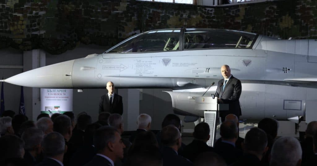 Bulgaria a primit primul F-16 american, achiziționat prin cel mai mare contract militar din ultimele 35 de ani.
