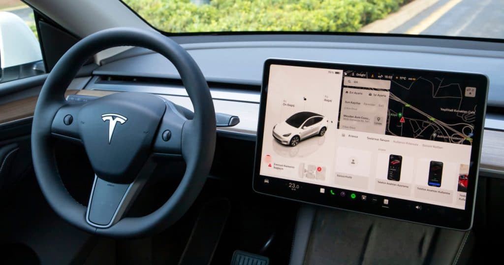 Modificările de care Tesla este acuzată că le efectuează asupra vehiculelor sale pentru a eluda reparațiile în perioada de garanție. Acțiunea legală deschisă în SUA.