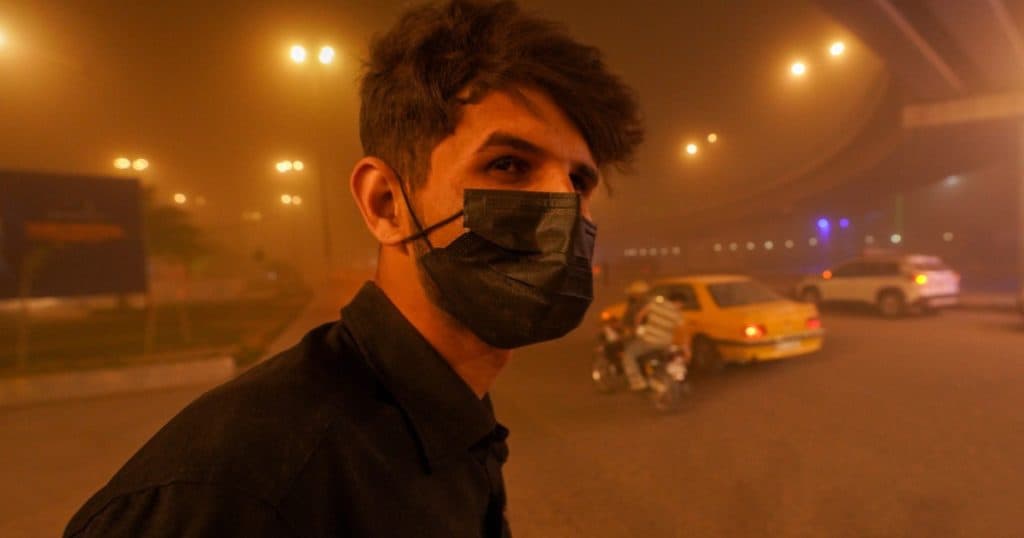 Peste 1.800 de persoane au fost spitalizate în Irak din cauza unei furtuni de nisip care a dus la anularea zborurilor și la întreruperi de curent.