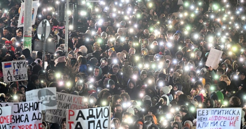Cererile Uniunii Europene sunt „aproape identice” cu cele ale manifestanților din străzile Serbiei, afirmă comisarul pentru extindere.