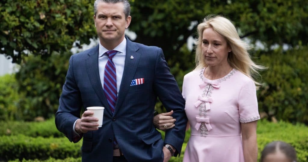 Cine este „Yoko Ono de la Pentagon”, în care secretarul Apărării are încredere totală. Pete Hegseth se află într-o stare de paranoia totală.