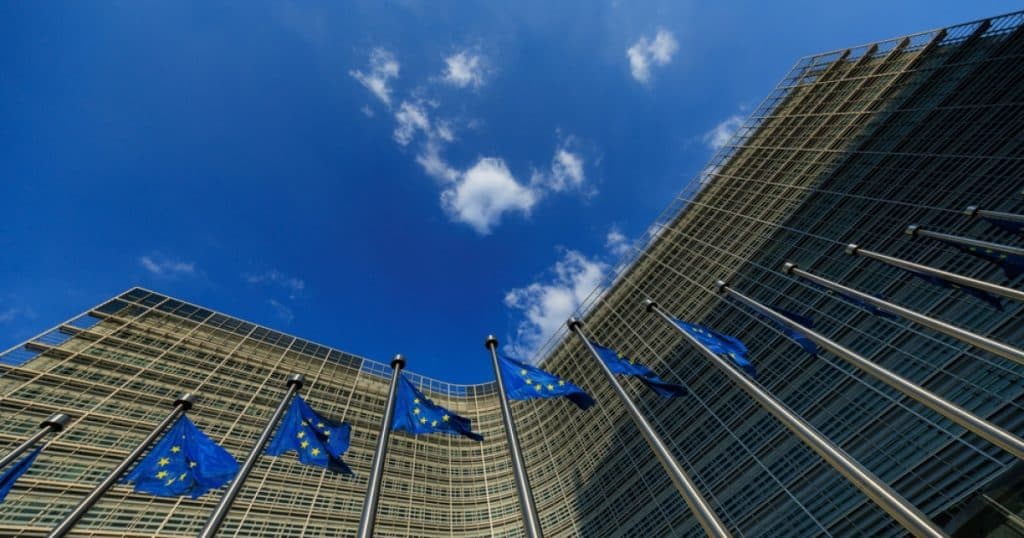 Comisia Europeană explorează modalități de a interzice companiilor din UE să semneze noi contracte pentru combustibilii fosili proveniți din Rusia.